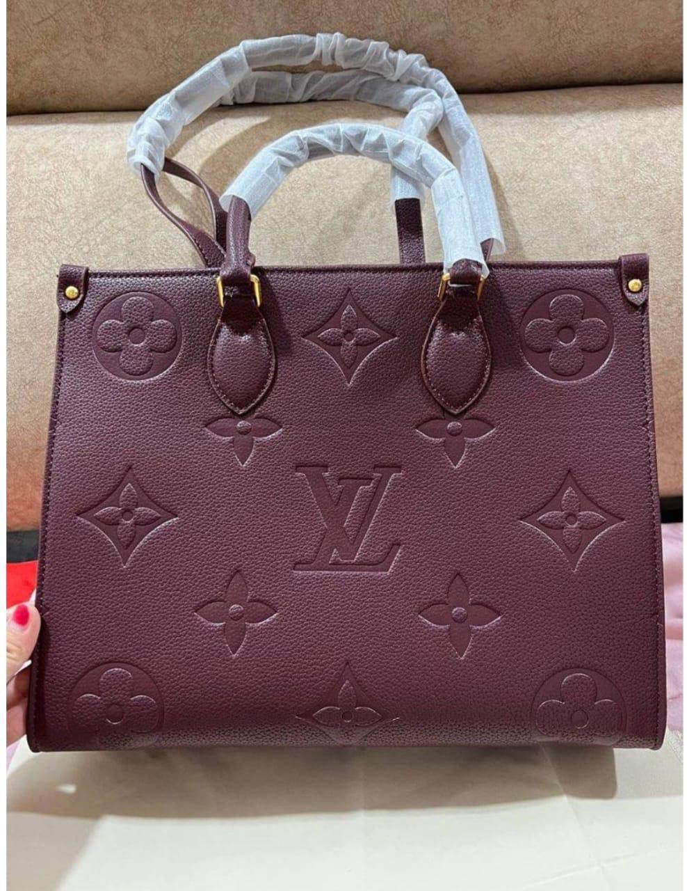 LV
Size 41cm
110 dhs✅

Zain70
♥️♥️♥️