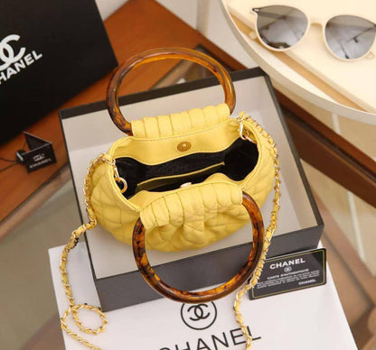 Chanel
Good quality 

with box 🎁🎁🎁

100 dhs✅

Zain186
♥️♥️♥️
