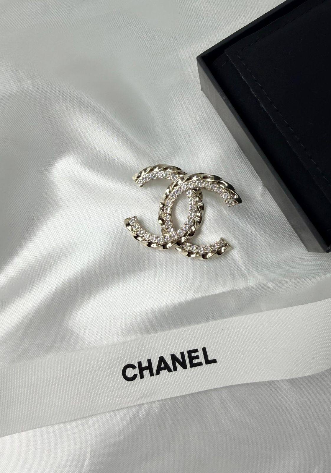 *CHANEL*  🤍

🆕🎉🥳🎊🆕
* BROOCH, Clip , Pin
* Gold-Finish Metal (Gold Plated)

* ⁠↗️ *Super Master Quality ®️* 🫆

*75 dhs💚* with *Normal* Box & Bag
*95 dhs💚* with *Orignal* Packaging 🎁

Zain209
♥️♥️♥️