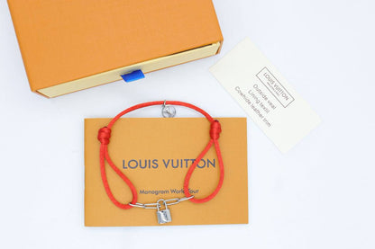 Bracelet 
55 dhs💓
+Box and paper bag🎁

Zain33
♥️♥️♥️