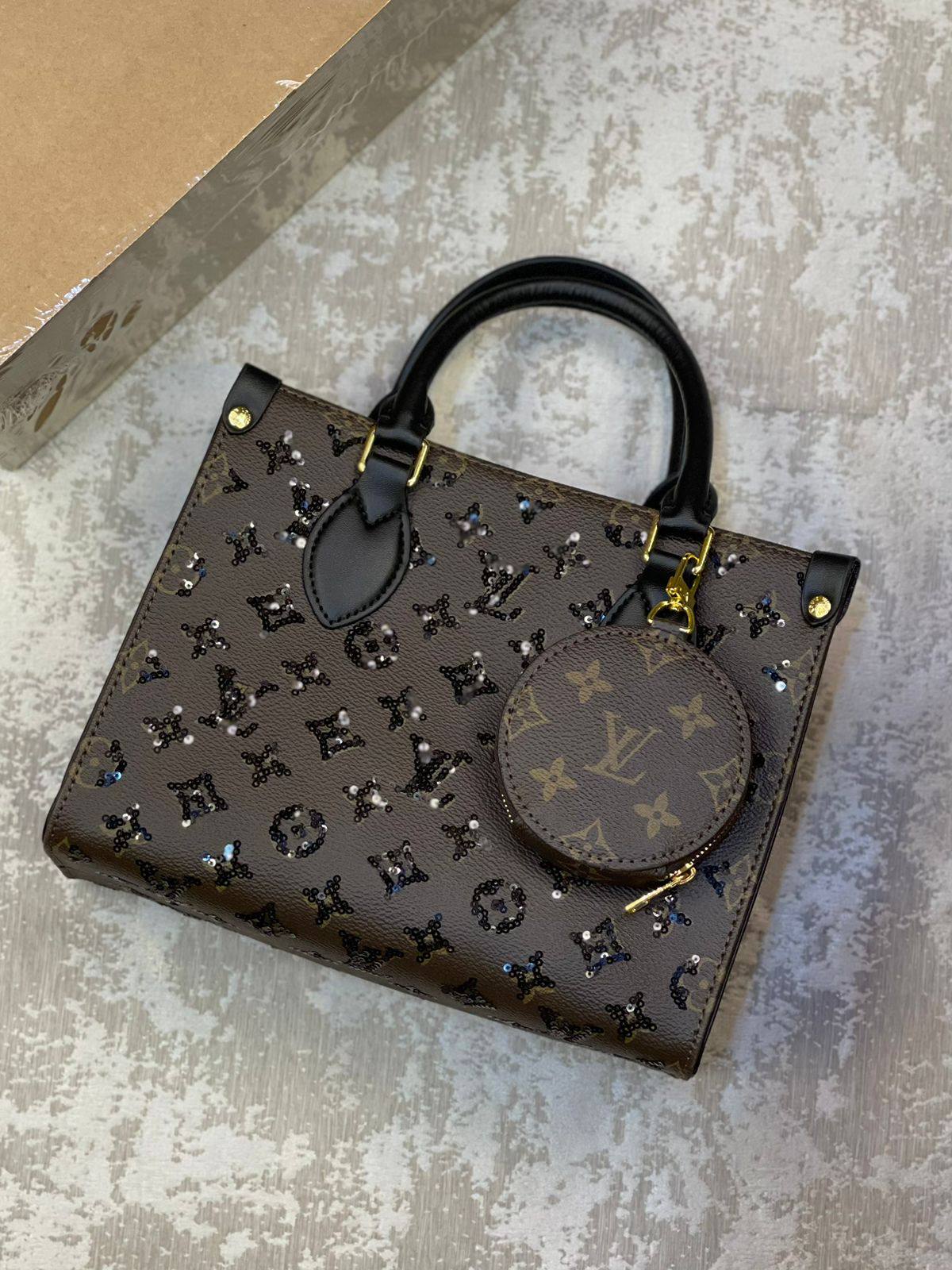 LV 
with box 
🎁🎁🎁

High quality 
250 dhs❣️

Zain175
♥️♥️♥️