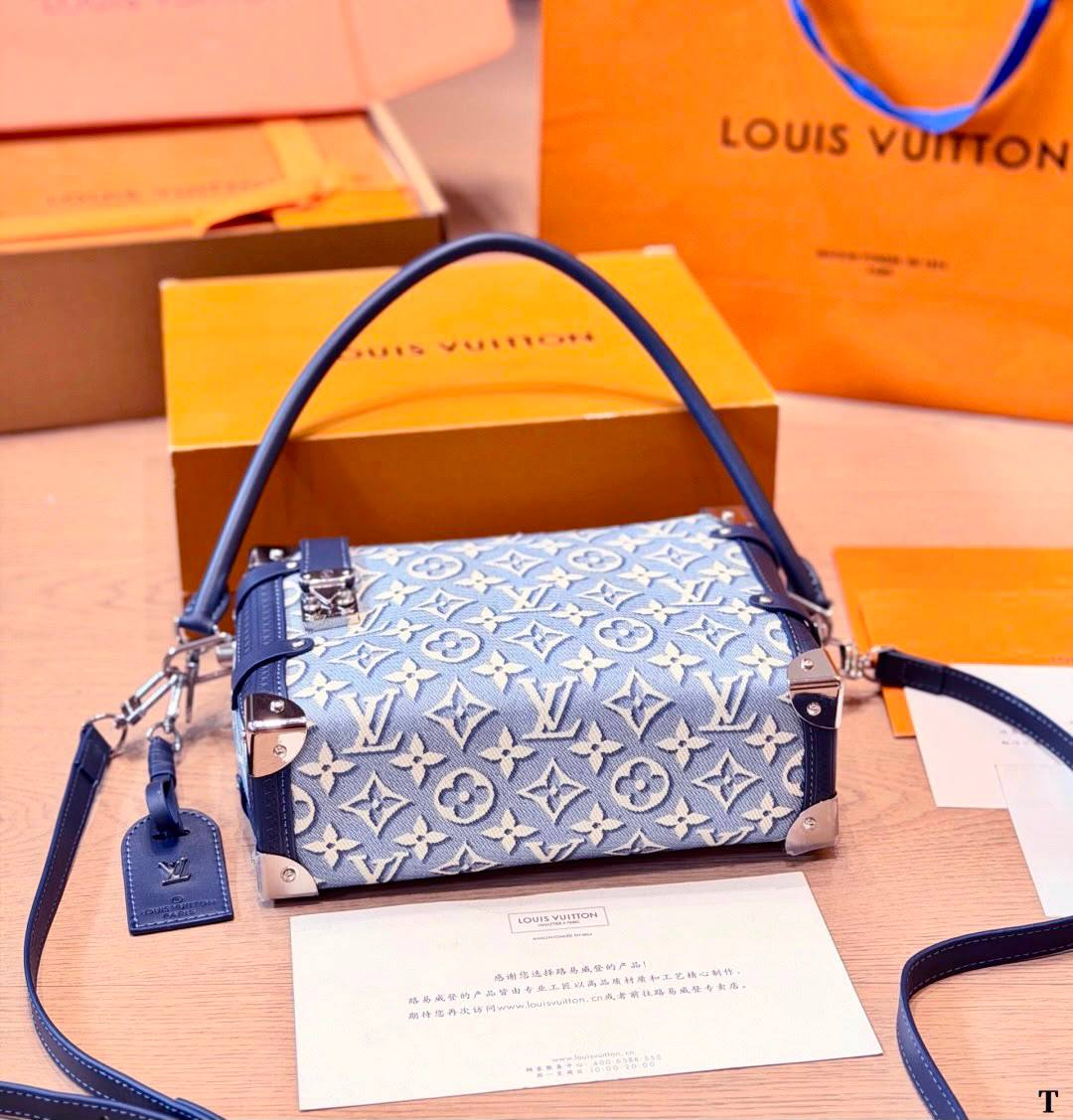 LOUIS VUITTON 

MASTER QUALITY 

220 DHS...🇦🇪🇦🇪🇦🇪

Zain295
♥️♥️♥️