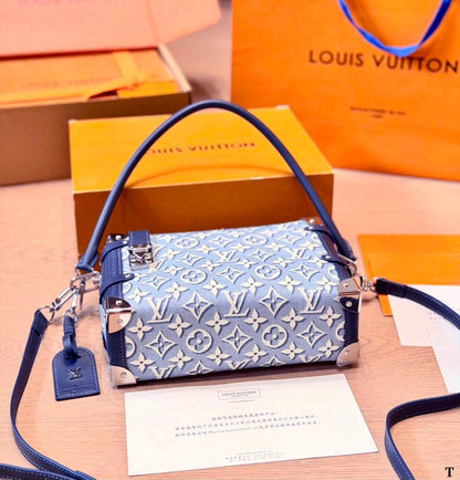 LOUIS VUITTON 

MASTER QUALITY 

220 DHS...🇦🇪🇦🇪🇦🇪

Zain295
♥️♥️♥️