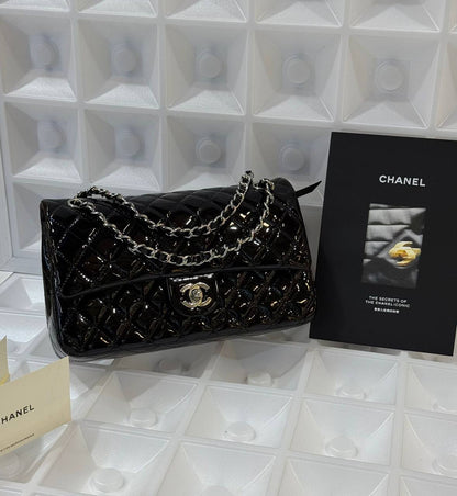 Chanel
Master
25Cm With Box 
   Shiny Leather
230 dhs✅

Zain131
♥️♥️♥️