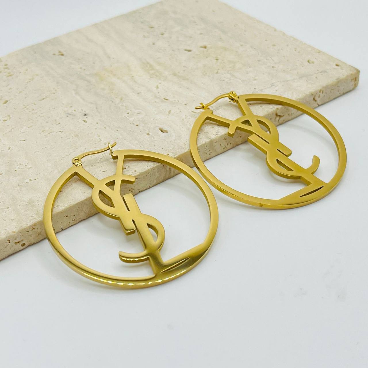 New arrival Branded Stainless steel with 18k gold plated non tarnish earrings
Offer price 
30 dhs✅pair without box 

40 dhs✅pair with branded box and paperbag

Zain243
♥️♥️♥️