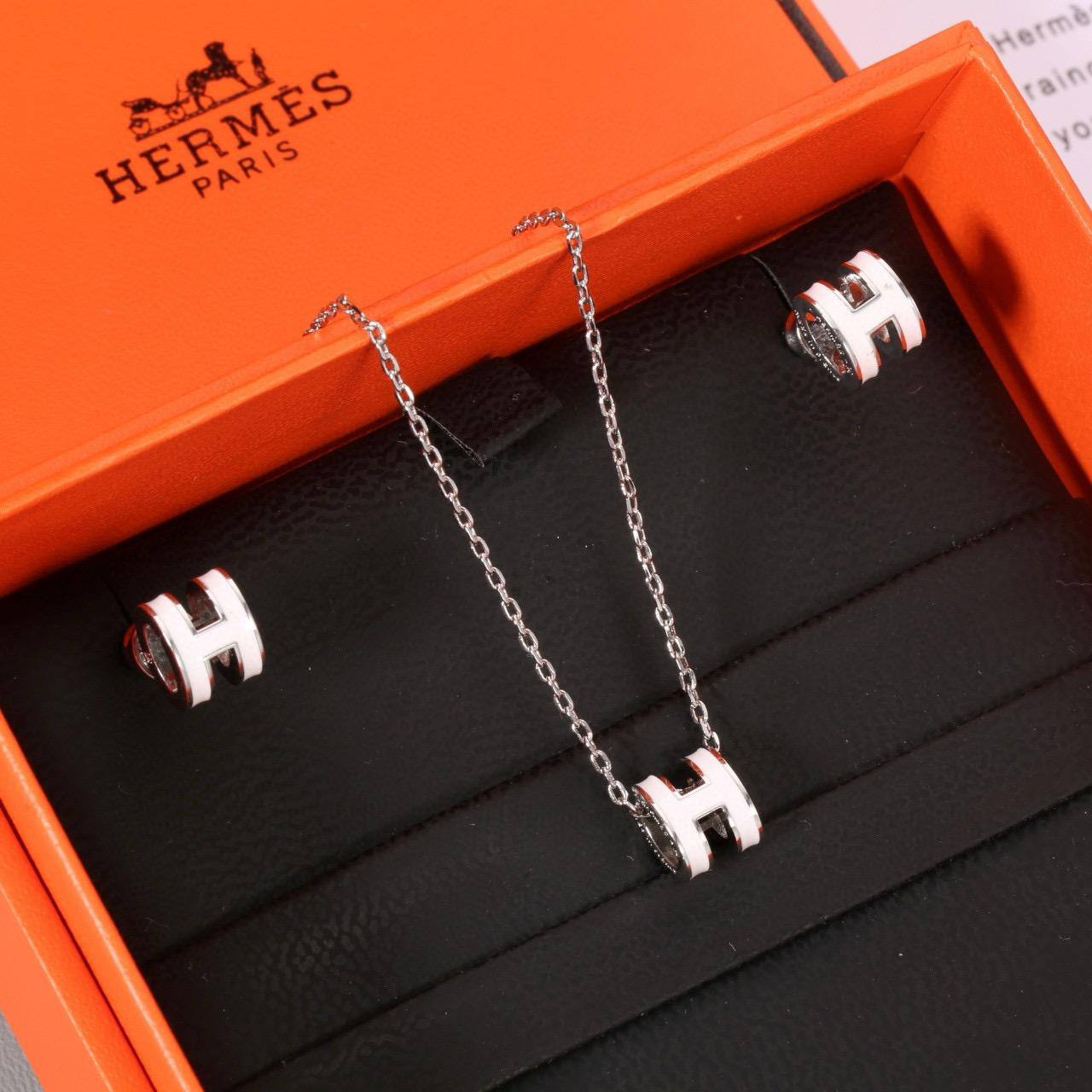 MASTER HERMES 
SET✨
NECKLACE EARRINGS.  💥💫
WITH NORMAL BOX AND PAPER BAG 90 dhs✅🛍️🎁

WITH GOOD BOX AND PAPER BAG 🎁
120 dhs✅ 💫

Zain89
♥️♥️♥️