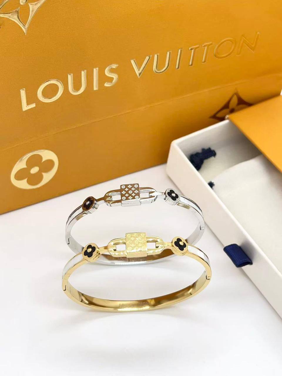 Bangles

20 dhs💚

normal box🎁

Zain216
♥️♥️♥️