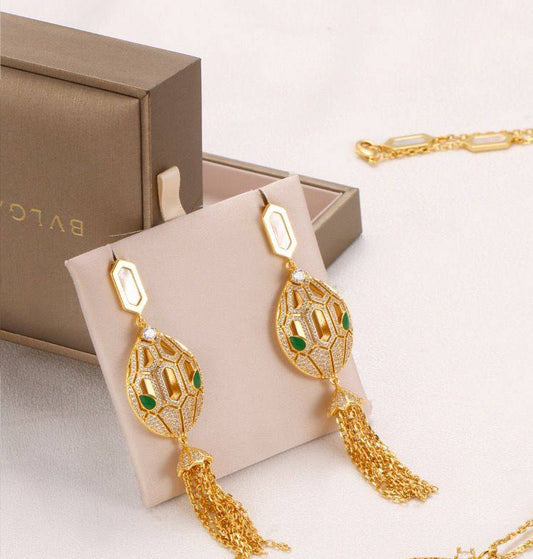 BVLGARI ❤️‍🔥*
Earring 🍁
Master quality 💯
With normal boxes 🗃️ 
125 dhs✅
With master box 📦 
160 dhs✅

Zain216
♥️♥️♥️