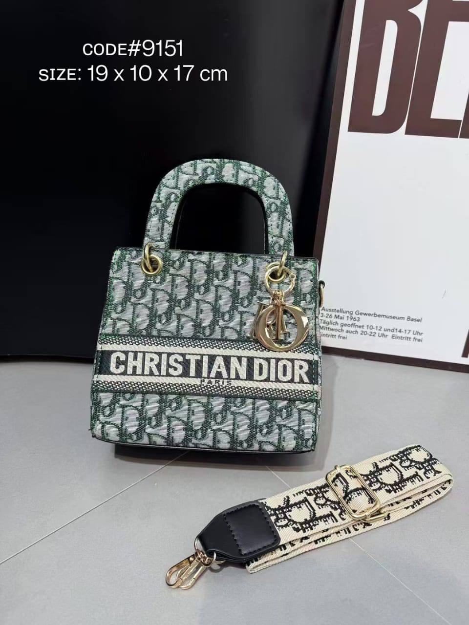 CHRISTIAN LADY DIOR
ᴄᴀɴᴠᴀs ᴍᴀᴛᴇʀɪᴀʟ
ɢᴏʟᴅ ʜᴀʀᴅᴡᴀʀᴇ
ᴡɪᴛʜ ʟᴏɴɢ ᴡᴇʙ sᴛʀᴀᴘ
sɪᴢᴇ : 19 cm

70 dhs🌺

Zain31
♥️♥️♥️