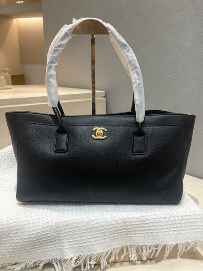 CHANEL

best quality 

without box

120 dhs🇦🇪🇦🇪🇦🇪

size42CM
Zain290
♥️♥️♥️