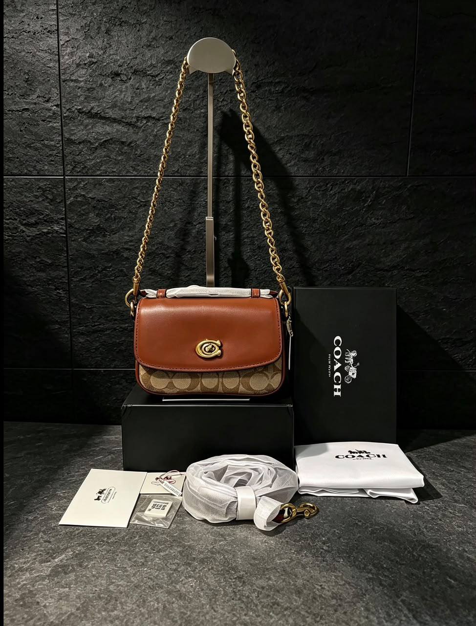 Coach

100 dhs🇦🇪🇦🇪🇦🇪

SIZE：20cm
GOOD-quality 
with box

Zain35
♥️♥️♥️
