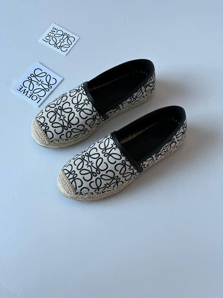 Loewe
High quality 
size 36-42 
140 dhs🪙🌨️

Zain57
♥️♥️♥️