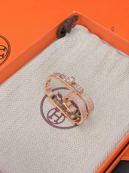 HERMES RING
65 dhs🌺
*WITH NORMAL BOX AND PAPER BAG*
*Master Quality*✨✅

*GOLD*
*SILVER*
*ROSE GOLD*

Zain89
♥️♥️♥️