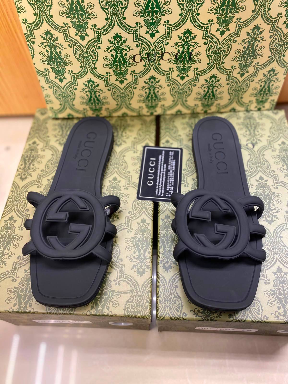 Gucci slipper
Size 36-41
90 dhs✅

Zain296
♥️♥️♥️