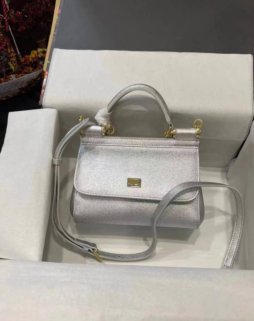 D&G
100 dhs🪙🌨️
high quality 

With box   
🎁🎁🎁

20cm

Zain26
♥️♥️♥️