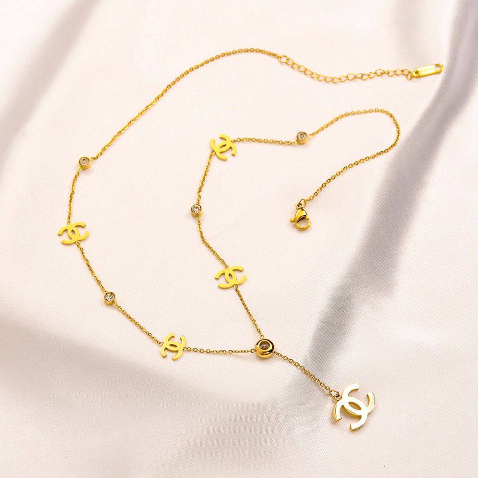 New branded necklace Stainless steel 18k gold plated 
Non tarnish 
30 dhs💓

Zain243
♥️♥️♥️
