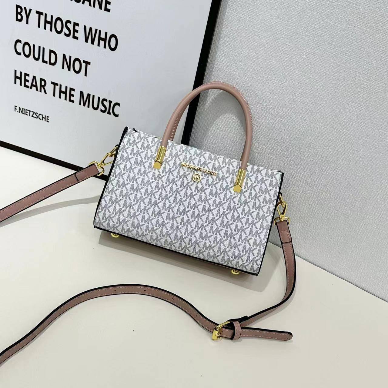 MK long
Size : 22 * 14 cm
95 dhs🪙🌺

with box 🎁

Zain115
♥️♥️♥️