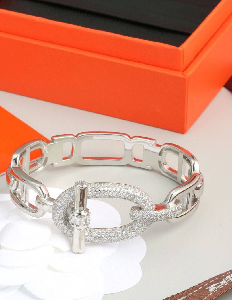 Hermes Bangle* 🦋
Master quality 

65 dhs🪙🌨️
normal box 📦

Zain48
♥️♥️♥️