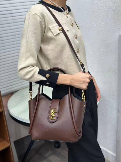 YSL
120 dhs✅
Size 25cm

Zain161
♥️♥️♥️