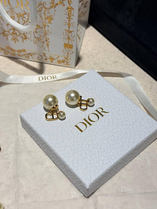 *DIOR*  🤍

🆕🎉🥳🎊🆕
* Dior CD Pearl Necklace , Earings & Braclet 
* full Set Gold-Finish Metal

* ⁠↗️ *Super Master Quality ®️*
For Price 👇 WTSP Text Zain 0568585901

Zain106
♥️♥️♥️
