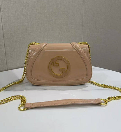 Guuci 
Best quality 

with box’s 
🎁🎁🎁

110 dhs✅
size 21 CM

Zain290
♥️♥️♥️