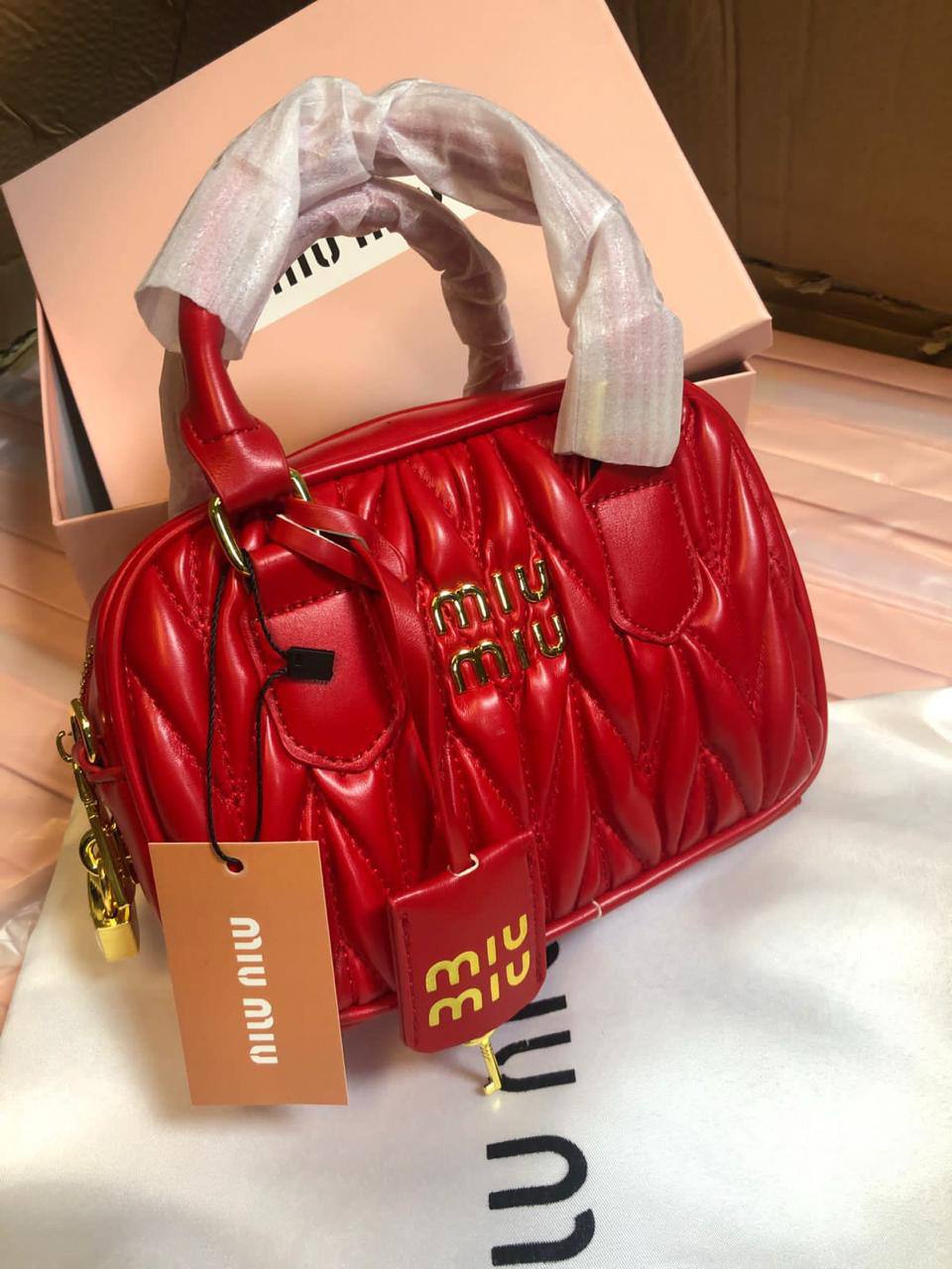 Miu Miu

95 dhs🗽

with box
🎁🎁🎁

Zain90
♥️♥️♥️