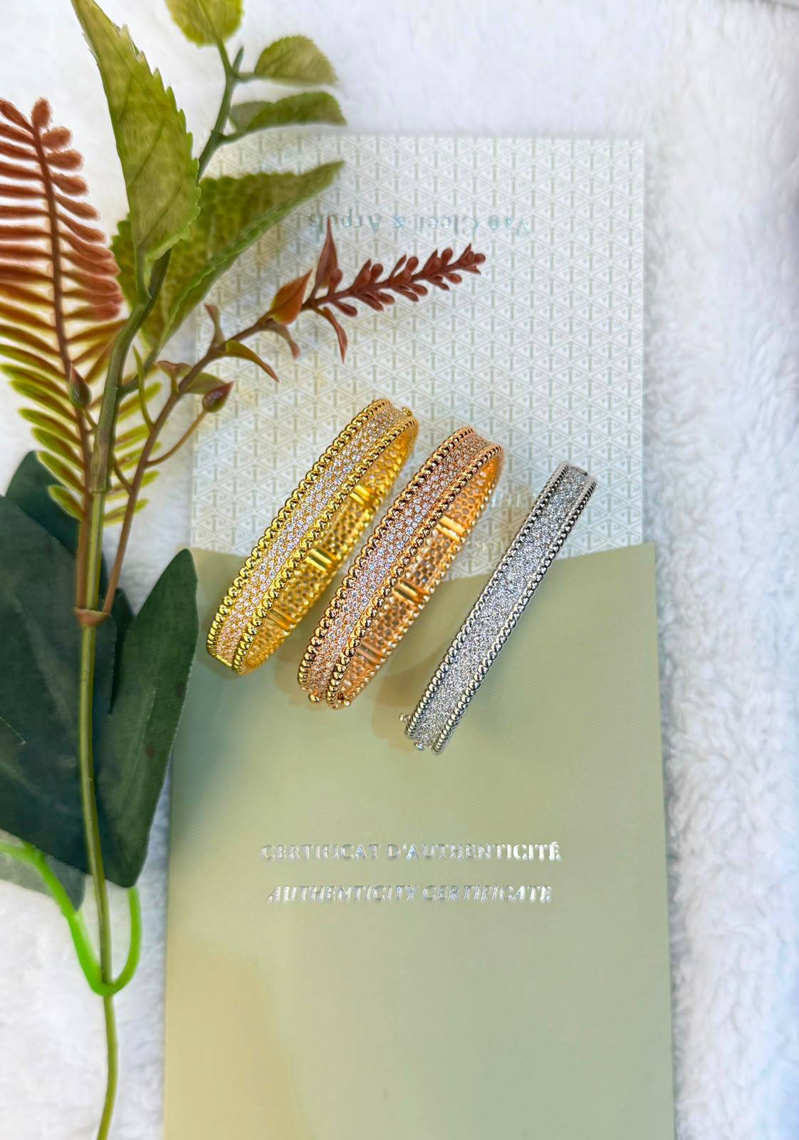 VCA
 *Perle’e Diamond, 3 rows*
Bangle and Ring 
*220 dhs🇦🇪🇦🇪*   with  *NORMAL*  Box
*260 dhs🇦🇪🇦🇪* with  *1 ORIGINAL*  Box

Zain209
♥️♥️♥️