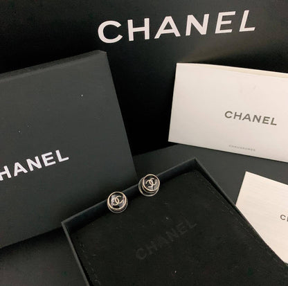 CHANEL*_EARRINGS_

55 dhs❤️💚
         _With_
          *Box* 📦✅

Zain89
♥️♥️♥️