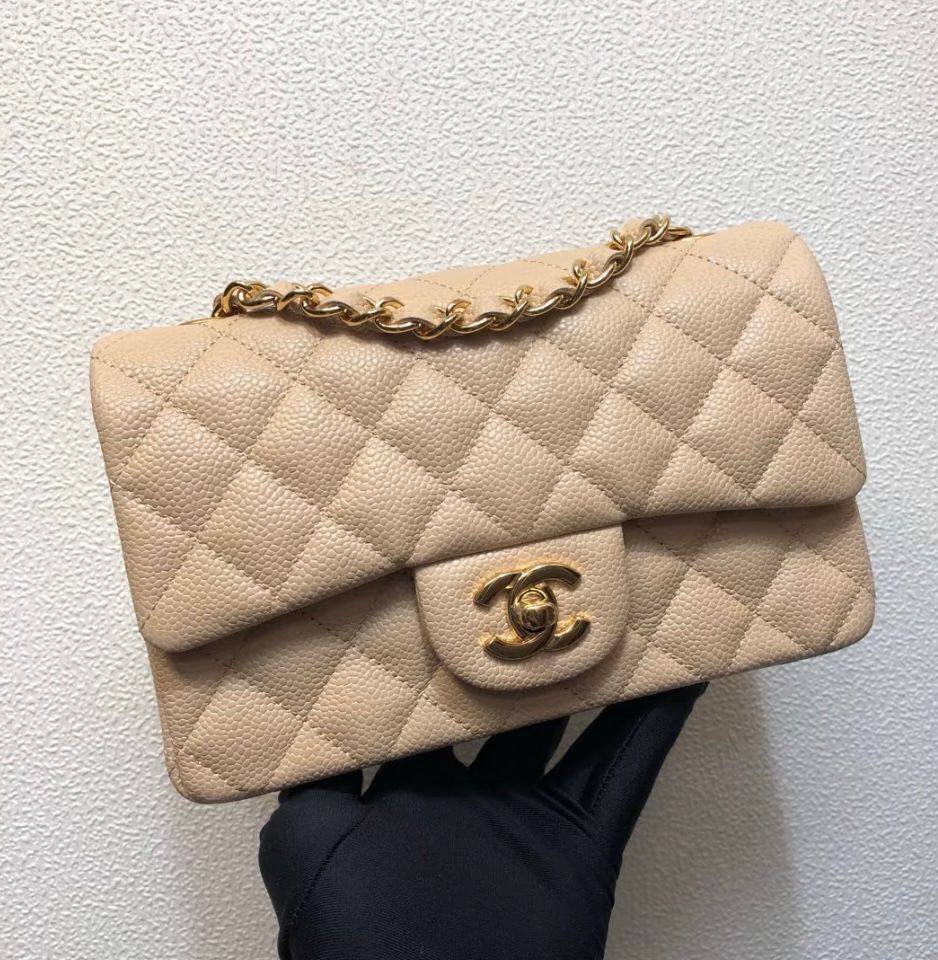 Chanel
good quality, 

comes with box, 
🎁🎁🎁

size...25 *16 cm 
110 dhs💓

Zain12
♥️♥️♥️