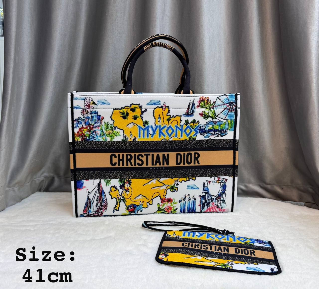 Cʀɪsᴛɪᴀɴ DIOR ʙᴏᴏᴋ ᴛᴏᴛᴇ
ᴡɪᴛʜ ᴘᴏᴜᴄʜ
ʟᴀᴛᴇsᴛ DIOR ғᴏʀ sᴜᴍᴍᴇʀ 
ᴄᴀɴᴠᴀs ᴍᴀᴛᴇʀɪᴀʟ 
sɪᴢᴇ:41ᴄᴍ
95 dhs🪙🌨️

Zain56
♥️♥️♥️