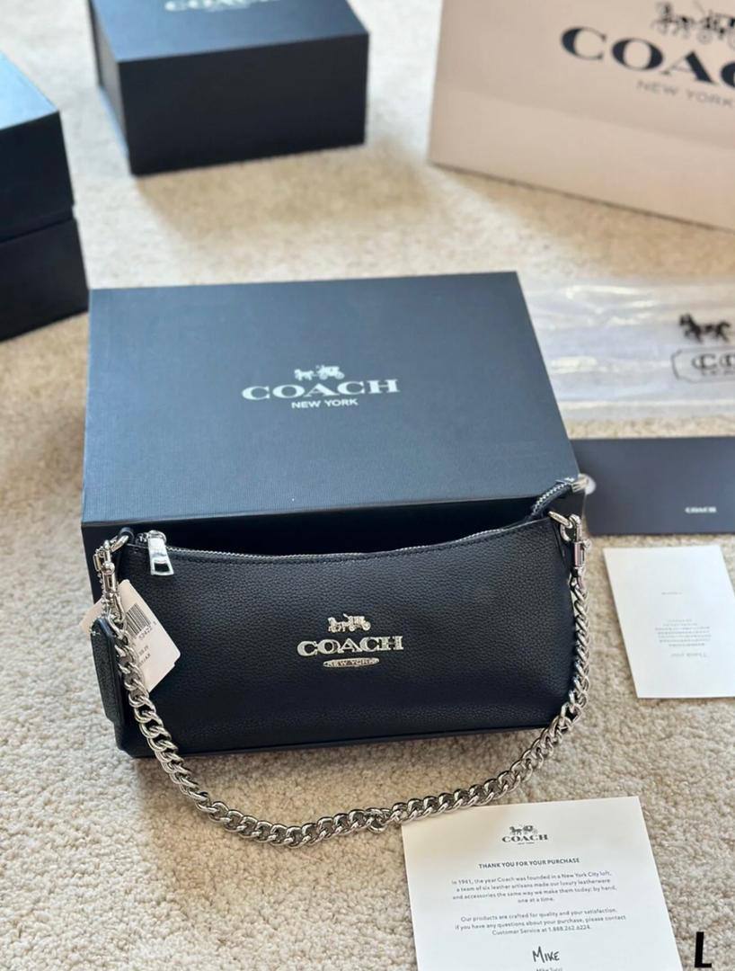Coach 

85 dhs🪙🌨️

with box
🎁🎁🎁

size 26×7×13cm

Zain213
♥️♥️♥️