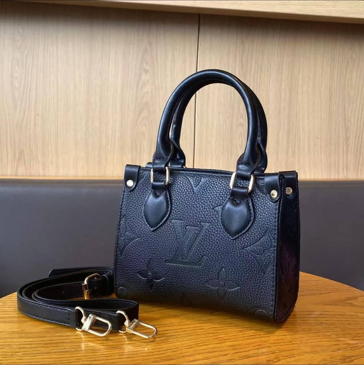 LV
Small Size
95 dhs✅

Zain200
♥️♥️♥️