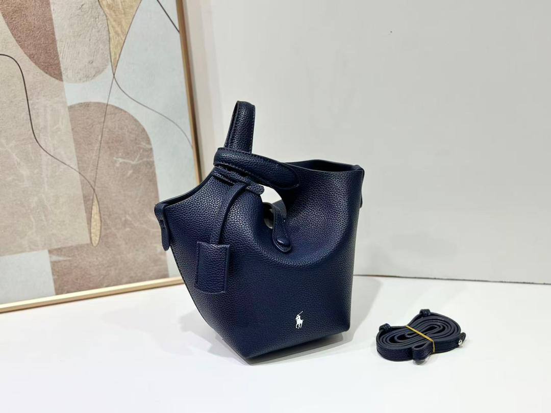 polo
105 dhs🪙🌨️

with box
🎁🎁🎁

size 22×12×12cm

Zain213
♥️♥️♥️