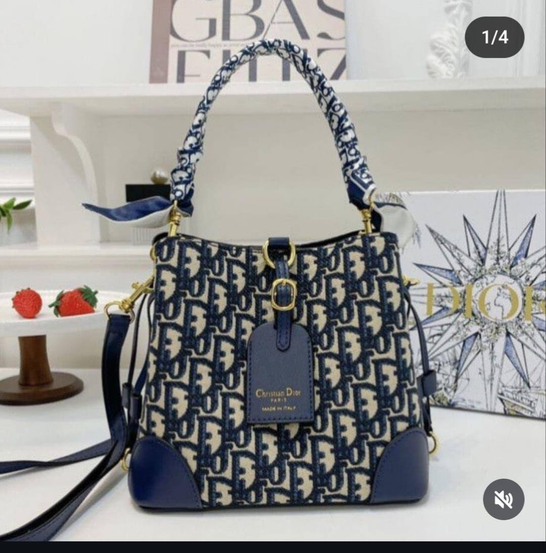 Bags

withbox 
🎁🎁🎁

110 dhs✅

Zain143
♥️♥️♥️