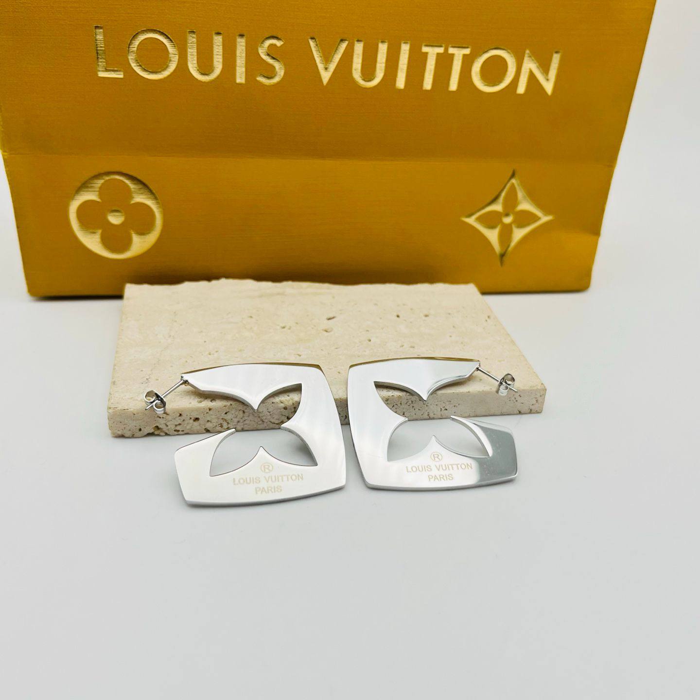 New arrival branded earrings 
Stainless steel Color not going 
30 dhs❣️

Zain243
♥️♥️♥️