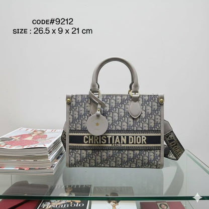 CHRISTIAN DIOR
ᴏɴ ᴛʜᴇ ɢᴏ ᴛᴏᴘ ʜᴀɴᴅʟᴇ 
ᴄʀᴏss ʙᴏᴅʏ ʙᴀɢ
ᴄᴀɴᴠᴀs & ʟᴇᴀᴛʜᴇʀ ᴍᴀᴛᴇʀɪᴀʟ
ᴡɪᴛʜ ʟᴏɴɢ ʙᴇʟᴛ sᴛʀᴀᴘ
sɪᴢᴇ: 26.5 cm

75 dhs❣️

Zain31
♥️♥️♥️