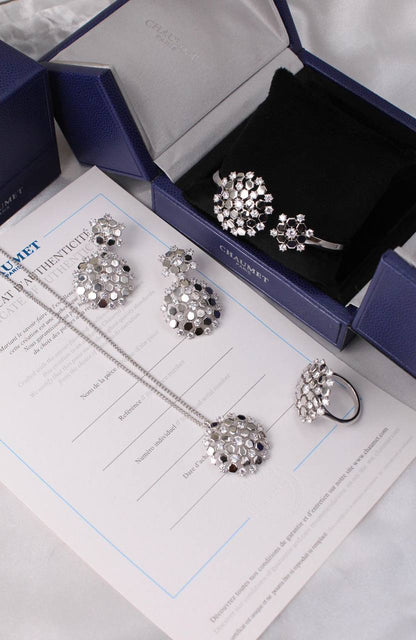 CHAUMET 🤍💙
* ⁠↗️ *Super Master Quality 
* BEE DE CHAUMET Full Set
* ⁠PENDANT , EARINGS 
* ⁠BANGLE with RING
Full Set
*360 dhs💓* with *Normal* Box & Bag
*445 dhs💓* with *Orignal* Packaging 🎁

Zain106
♥️♥️♥️