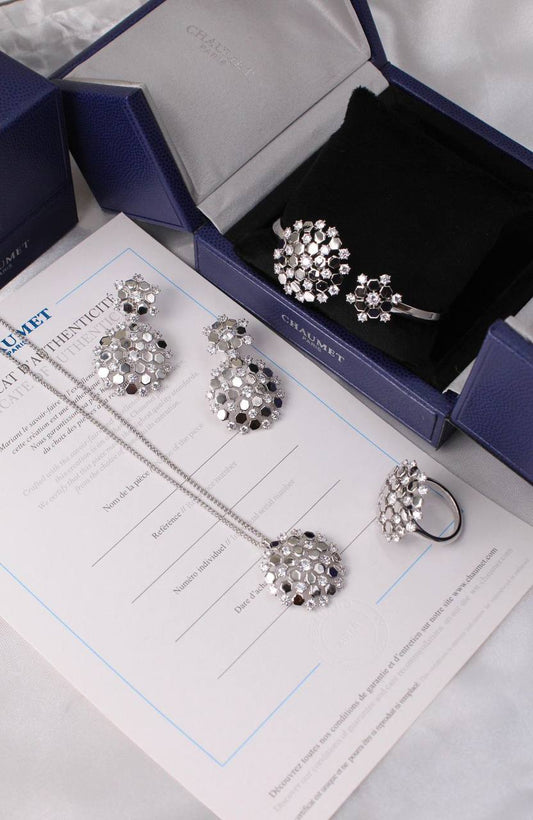 CHAUMET 🤍💙
* ⁠↗️ *Super Master Quality 
* BEE DE CHAUMET Full Set
* ⁠PENDANT , EARINGS 
* ⁠BANGLE with RING
Full Set
*360 dhs💓* with *Normal* Box & Bag
*445 dhs💓* with *Orignal* Packaging 🎁

Zain106
♥️♥️♥️