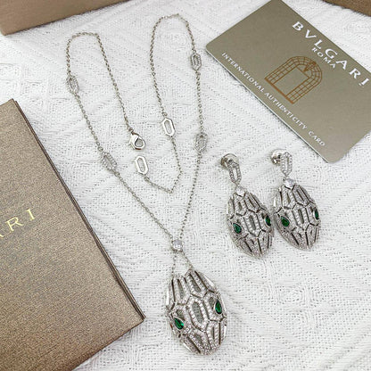 BVLGARI MASTER
SET 💫✨
NECKLACE EARRING
WITH SMALL BOX AND PAPER BAG🎁🛍️
210 DHS🇦🇪🇦🇪

Zain89
♥️♥️♥️