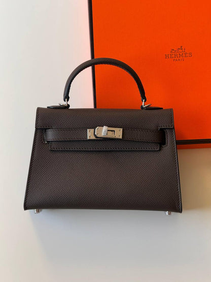 Hermes
minikelly 19cm💕
master quality😍with box❤️
340 dhs❤️💚❤️💚

Zain52
💚❤️💚