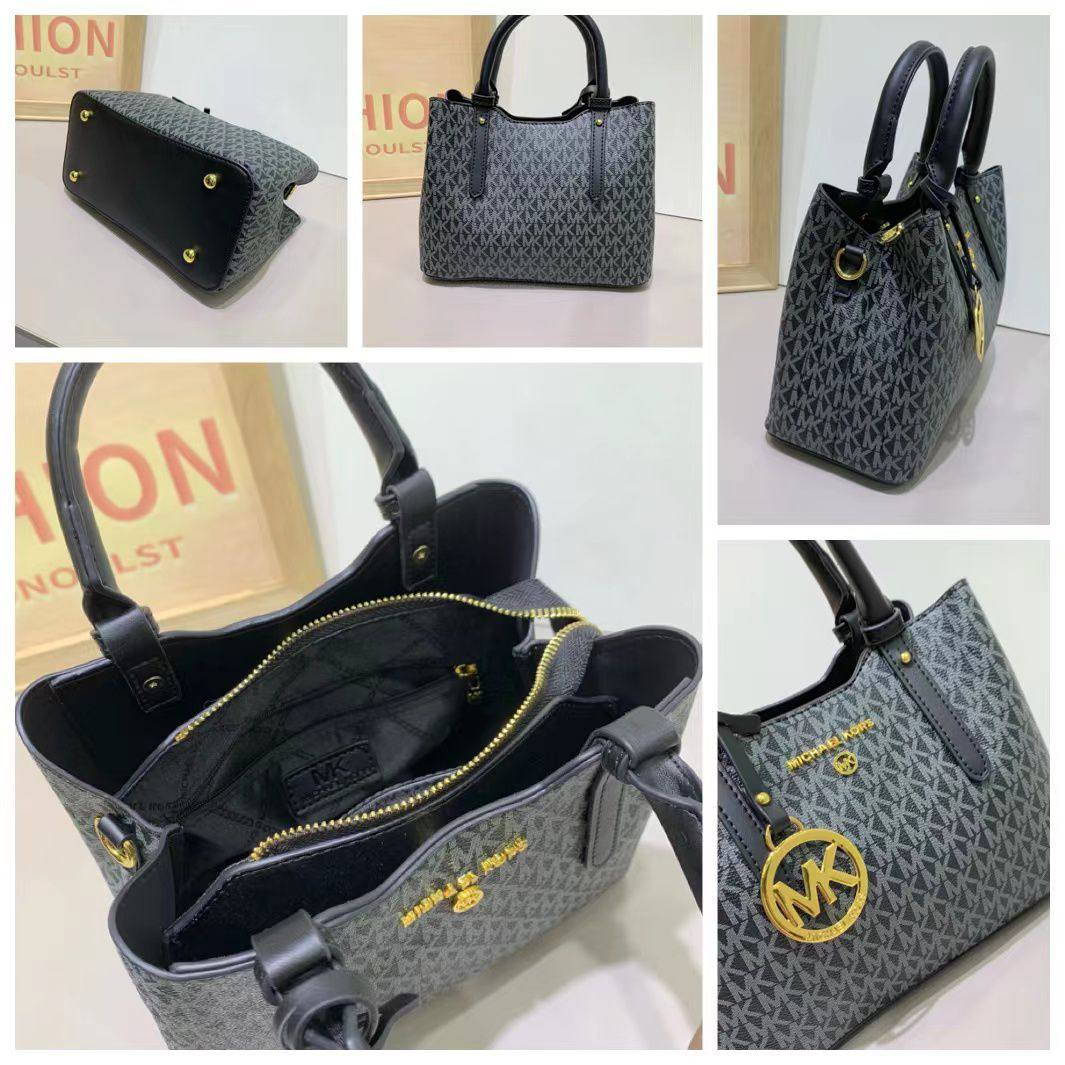 MK
100 dhs💓
SIZE：22cm
Good-quality 

with box
🎁🎁🎁

Zain35
♥️♥️♥️