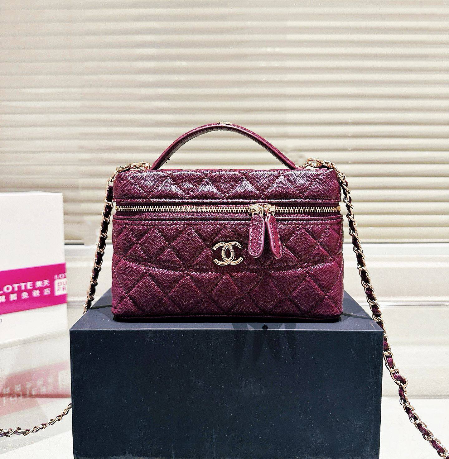 CHANEL 
GOOD QUALITY 

WITH BOX 
🎁🎁🎁

100 dhs🌺

Zain39
♥️♥️♥️