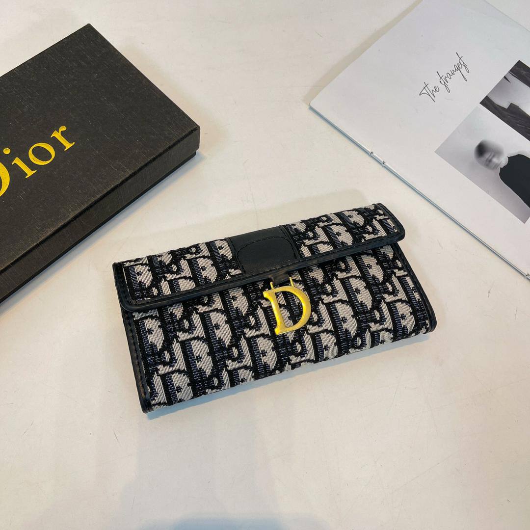 Dior 

45 dhs🪙💕

with box
🎁🎁🎁

Zain44
♥️♥️♥️
