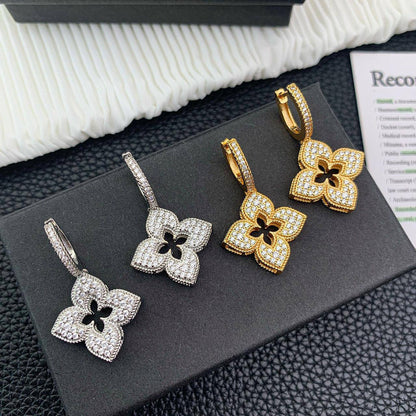 Roberto coin ❤️‍🔥*
Necklace ✨
Bracelet 🍁
Earring 🦋
With normal boxes 🗃️ 
130 dhs🇦🇪
With master box 📦 
220 dhs🇦🇪

Zain216
♥️♥️♥️