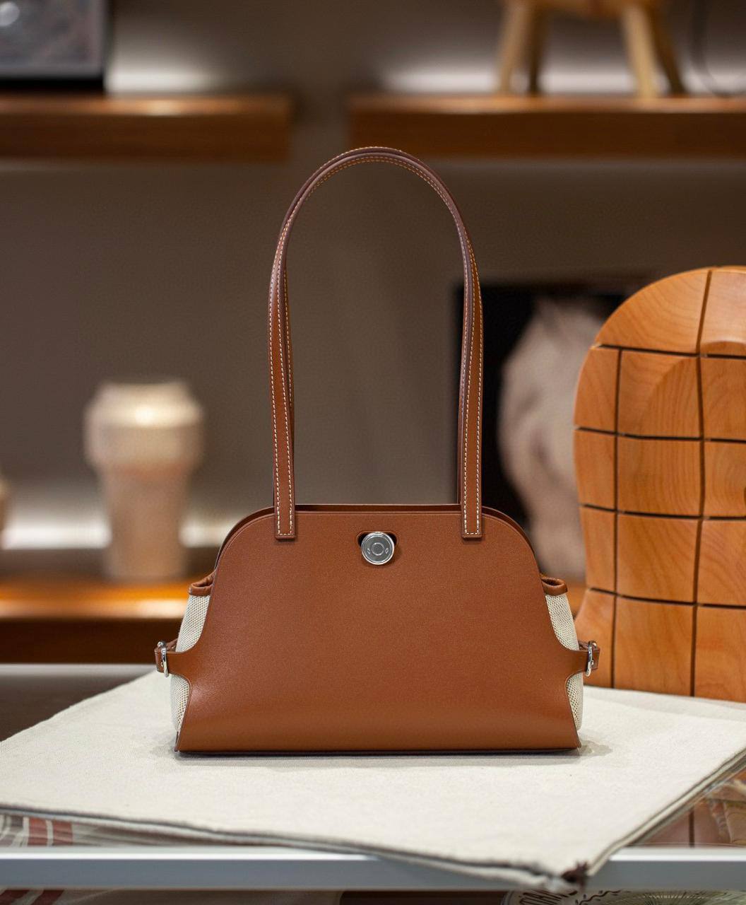 *New women hermes*
*Tablier Sellier bag*
Master 
750 dhs🪙🖤

Zain179
♥️♥️♥️