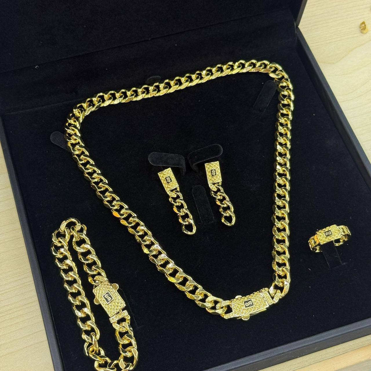 *SET ❤️‍🔥*
Necklace 🐦‍🔥
Earring🌸
Bracelet ✨
Ring 💍 
good quality 💯
With normal boxes 🗃️ 
And paper bag 🛍️
55 dhs🌺

Zain216
♥️♥️♥️