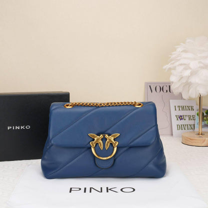 Aigner

120 dhs❣️

size:29*10*18

With box
🎁🎁🎁

Good quality

Zain07
♥️♥️♥️