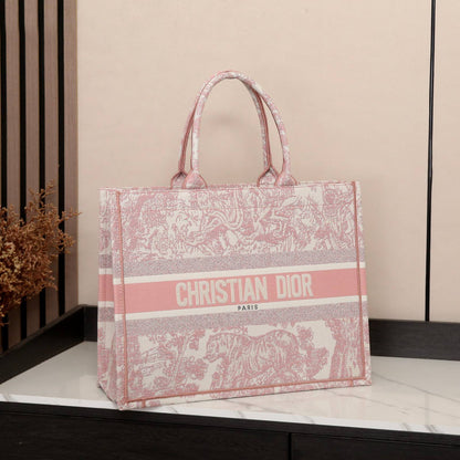 DIOR

best quality 
with box

120 dhs🇦🇪🇦🇪🇦🇪

size41CM

Zain290
♥️♥️♥️