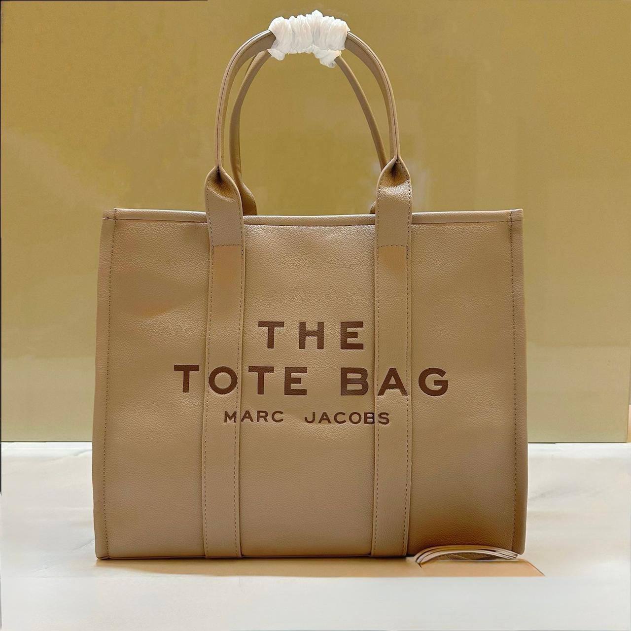 MARC JACOBS 

TOTE BAG BIG SIZE NEW 

CAME GOOD QUALITY 

120 dhs🪙💕
SIZE: 40cm

Zain39
♥️♥️♥️