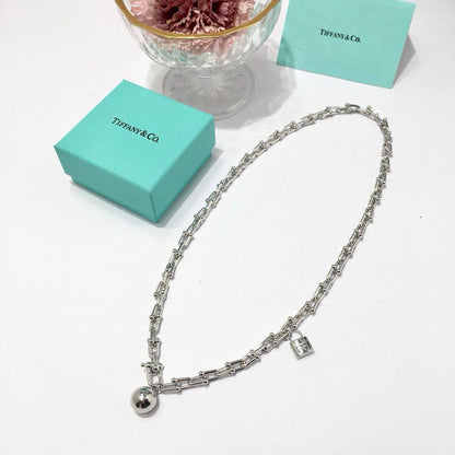 Tiffany  🦋*
Necklace ❤️‍🔥
Earring ❤️
Master quality 💯
With normal boxes 📦 
150 dhs🪙💕
With master box 🗃️ 
190 dhs🪙💕

Zain216
♥️♥️♥️